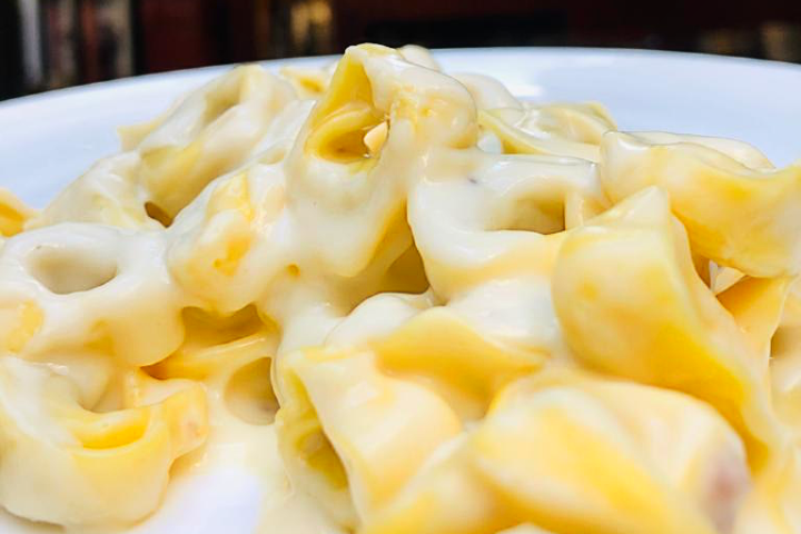 Tortellini modenesi con salsa al Parmigiano - Luigia - Rive Droite