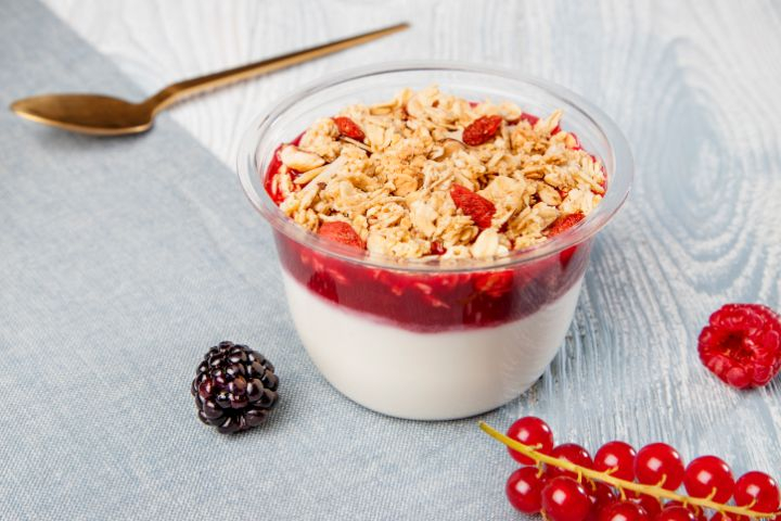 Granola Yogurt with Raspberry Coulis - Pouly - Mail