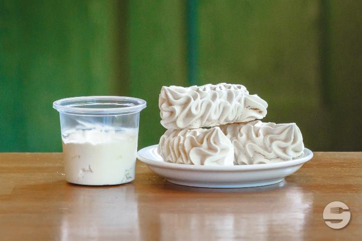 Meringues and double cream - Chez ma Cousine (Bourg-de-Four)