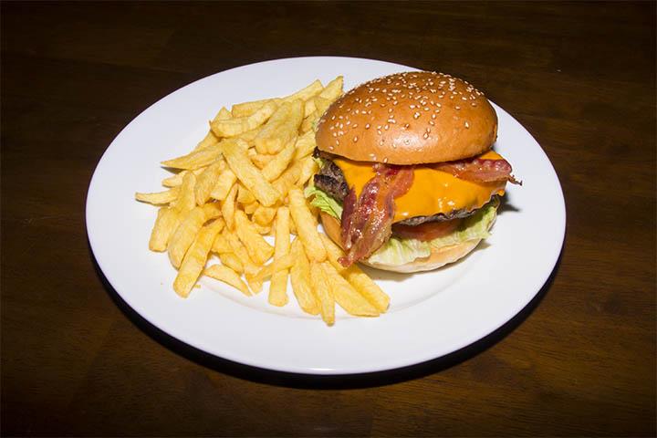 Bacon & Cheese burger - The Clubhouse