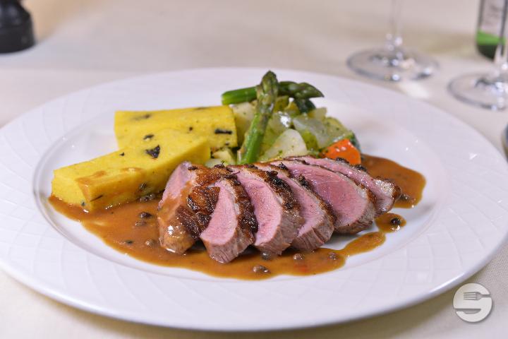 Duck magret wuth honey and spices - Minuit Soleil