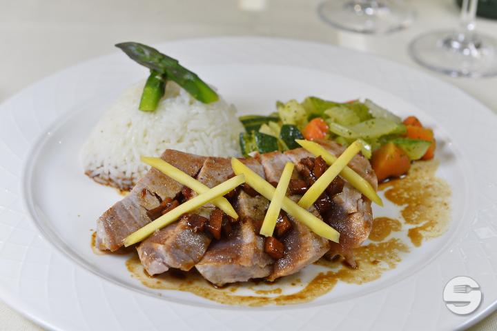 Half cooked red tuna and peppers sauce - Minuit Soleil