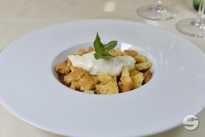 Cold tomatoes soup and basilic, toasted bread with pesto - Minuit Soleil