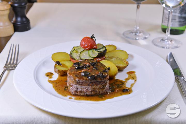 Beef filet with truffle juice - Minuit Soleil