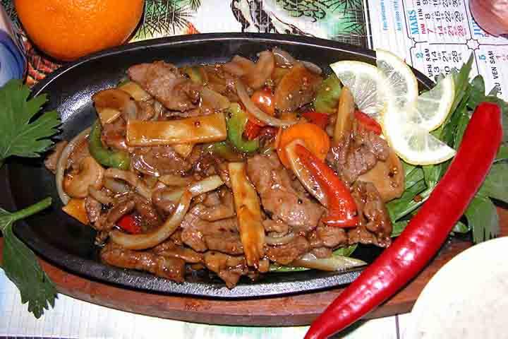 79. Beef with fresh peppers, served on a hot plate, with rice - Hungky