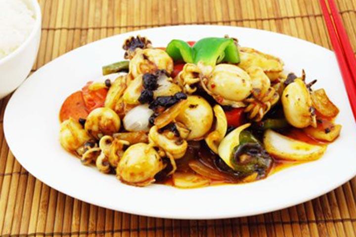 111. Cuttlefish in black bean sauce, with rice - Hungky