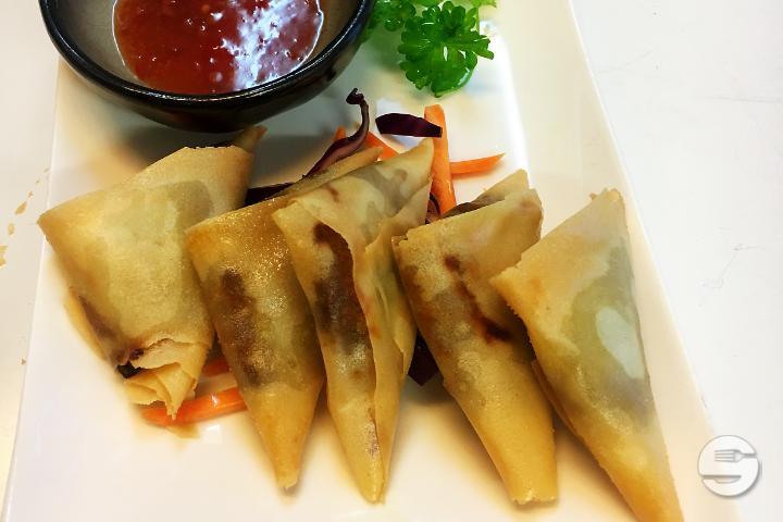 Délices de Triangles Frits au Boeuf et Curry - Bambou