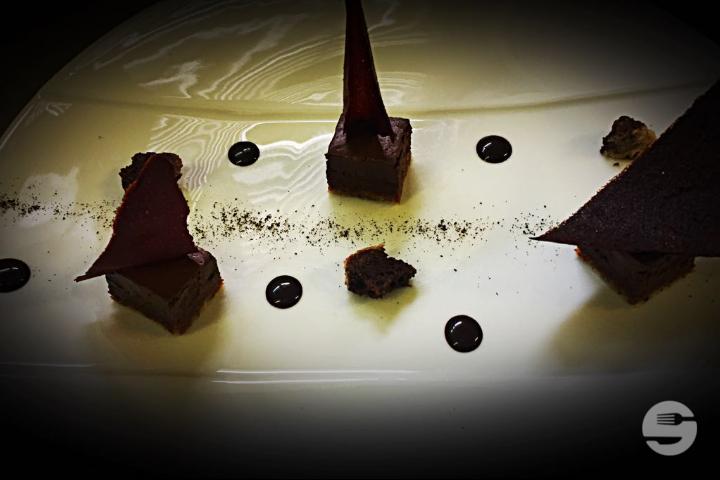 Chocolat noir en cubes, fève de tonka sur une gavotte au beurre salé - Restaurant La Réunion