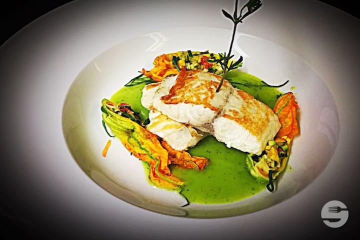 Filet de bar légèrement fumé en déclinaison sur la courgette et jus de yuzu - Restaurant La Réunion