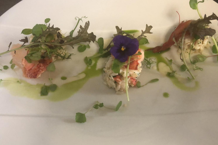 Crabe du Kamtchatka et homard en remoulade, râpée de combava et pousses de kress - Restaurant La Réunion