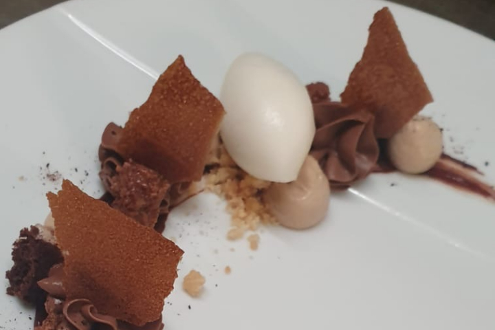 Le chocolat noir crémeux aux baies roses, poire pochée au vin rouge - Restaurant La Réunion