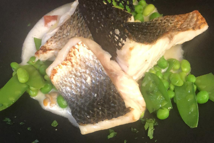 Le bar sauvage grillé à la plancha aux petits pois serpettes et févettes, émulsion de coques - Restaurant La Réunion
