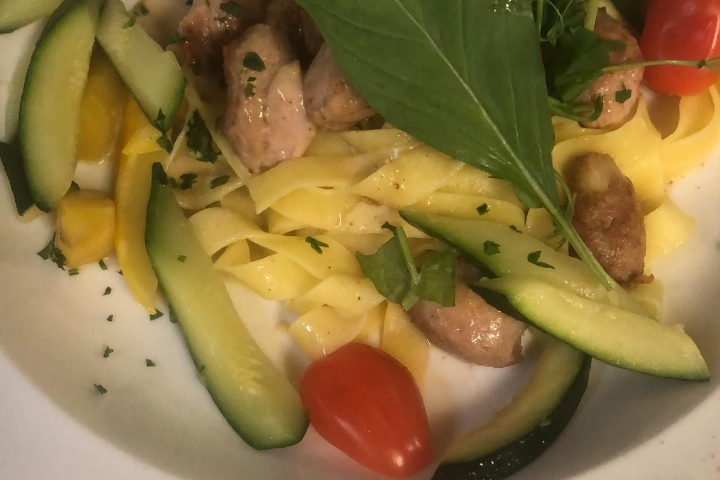 Les sot-l'y-laisse de volaille fermière en fricassée au garam masala, tagliatelles et légumes sifflets - Restaurant La Réunion
