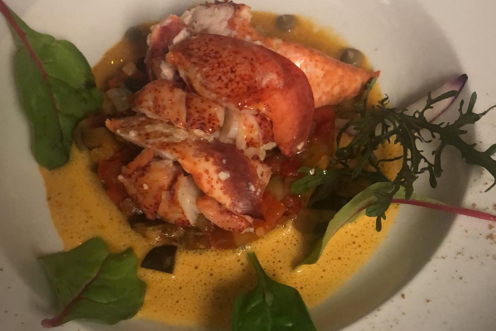 Le Homard du Maine aux légumes racines, jus de carcasses au yuzu - Restaurant La Réunion