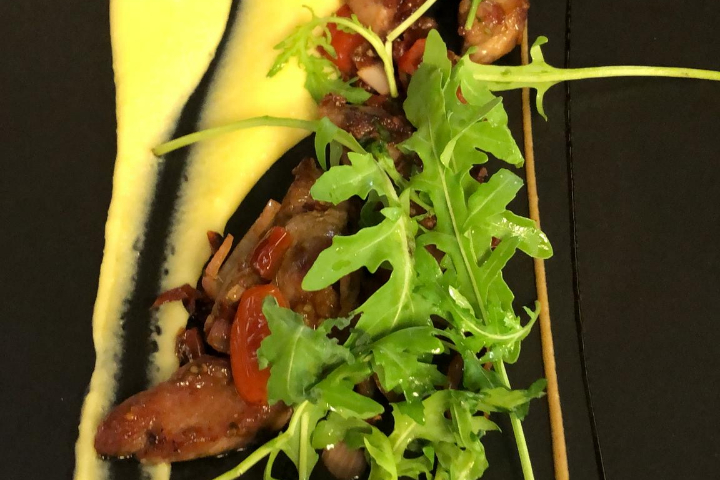 La Pluma de Cochon Ibérique juste grillée en vierge de tomates et basilic, purée à l’huile d’olives - Restaurant La Réunion