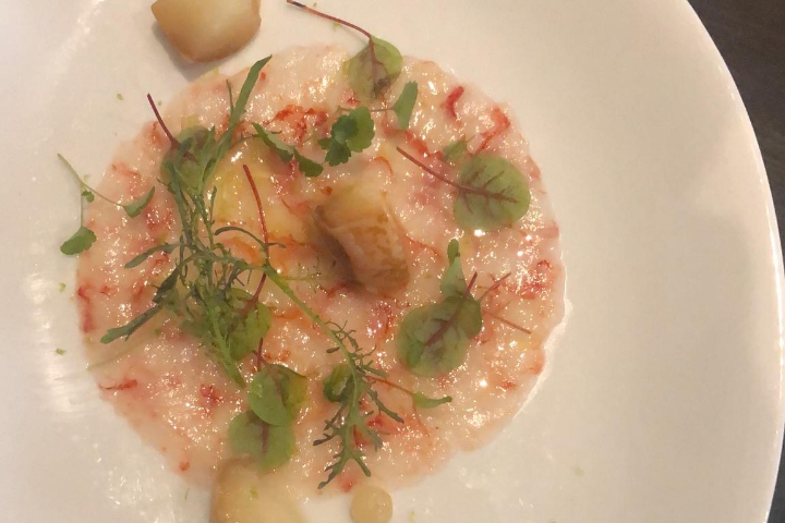 Les Gamberi Rossi en carpaccio au homard, pousses de salade anisa-cress et râpée de combava - Restaurant La Réunion