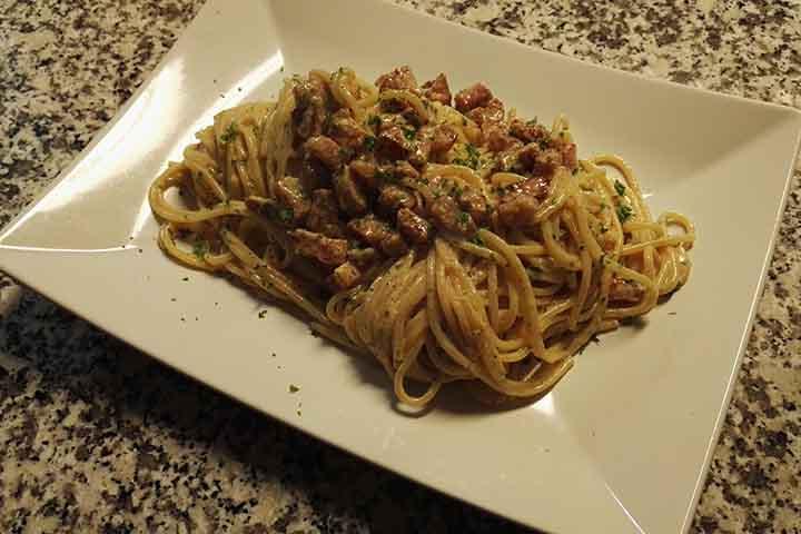 Spaghetti alla Carbonara - La Piccola Trattoria *