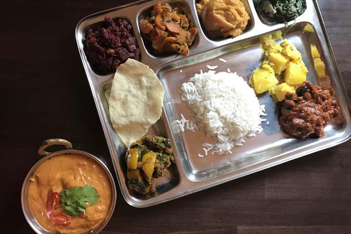 Mixed Thali mit Fleisch (für zwei Personen Vegi und Poulet) - Cima *