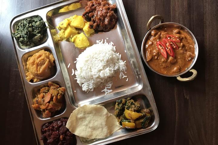 Mixed Thali mit Fleisch (für zwei Personen Poulet und Lamm) - Cima *