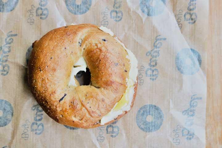 Toasted bagel mit Butter und Honig - Bagelboys