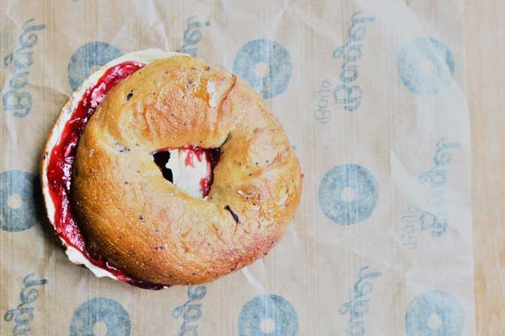 Toasted bagel mit Butter und Himbeermarmelade - Bagelboys