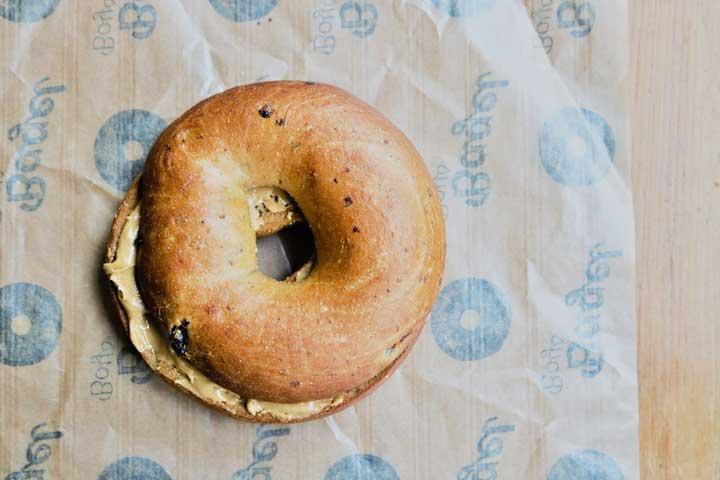 Toasted bagel mit Ernussbutter - Bagelboys