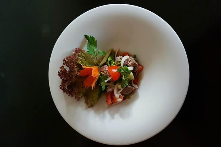 Rindsfiletsalat mit Kräutern - Thai Market *