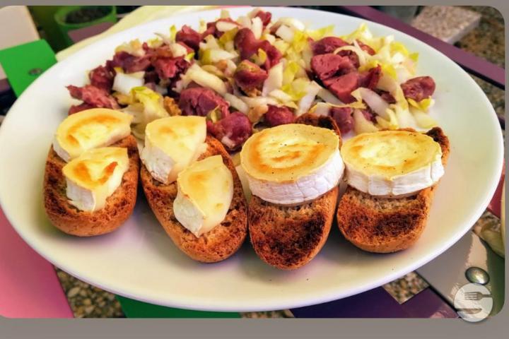 Salad with Warm Goat Cheese - La Conca d'Oro *