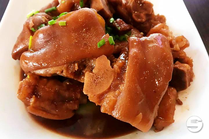 537. The Chef's pig's legs - Boky