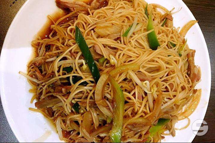 572. Noodles with roasted pork and chives - Boky