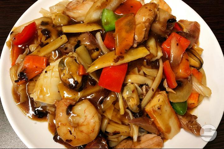 573. Rice noodles with mixed meat and sea food in black bean sauce - Boky
