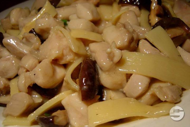 423. Chicken with black mushrooms, bambou shoots and oyster sauce - Boky