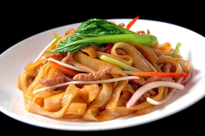 F1. Sautéed Rice Paste with Beef - La Table des Nations