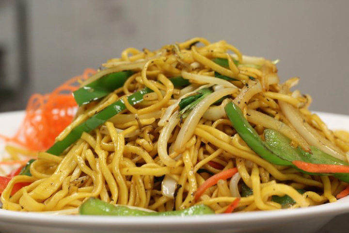 F4. Sautéed Vegetable Noodles - La Table des Nations