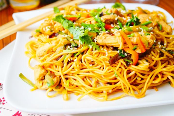 F6. Sautéed Chicken Noodles - La Table des Nations