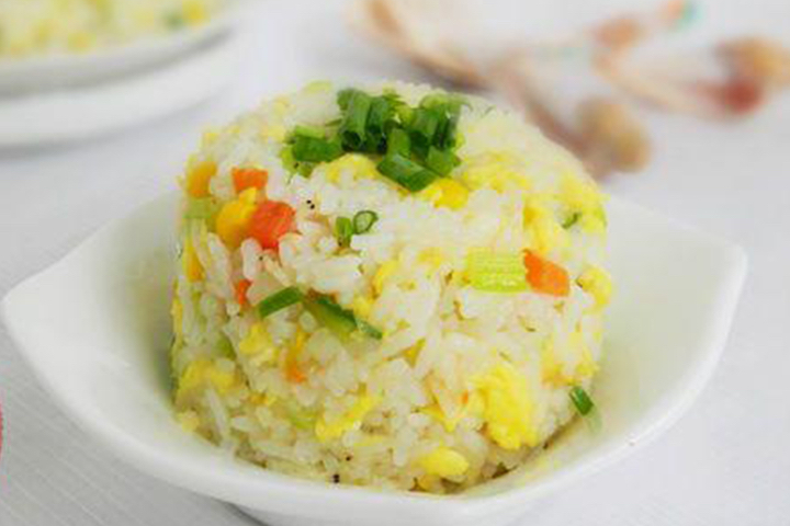 F10. Chef's Style Fried Rice in a Bowl - La Table des Nations