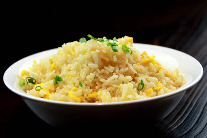 F10. Chef's Style Fried Rice in a Bowl - La Table des Nations