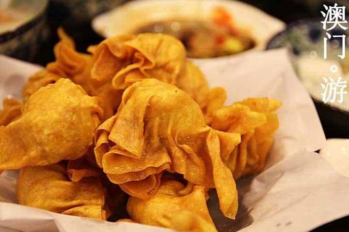 D2. Fried Chicken Dumplings - La Table des Nations