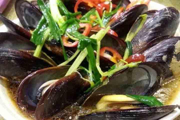 C6. Sautéed Mussels with Ginger and Leeks - La Table des Nations