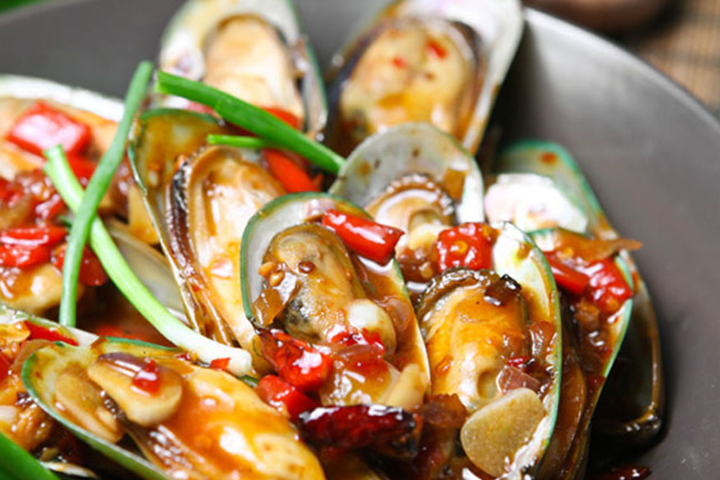 C7. Mussels with Sichuan Spices - La Table des Nations