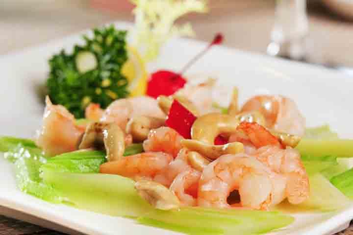 R7. Sautéed Shrimp with Cashew Nuts - La Table des Nations