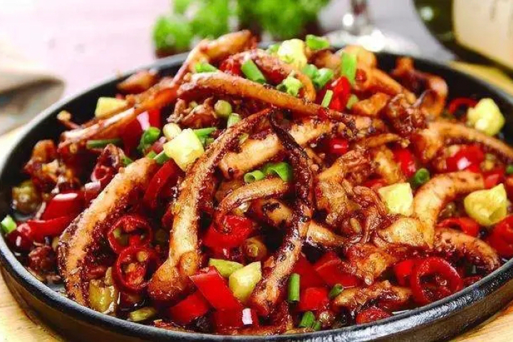 R8. Chef's Style Sautéed Squid - La Table des Nations
