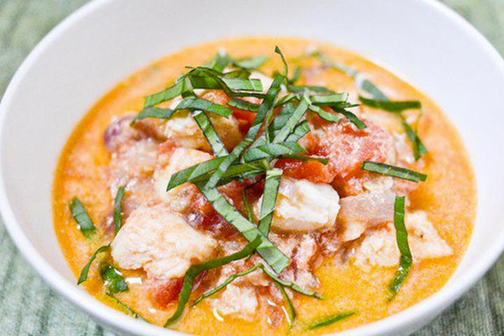 R18. Thai Style Fish Curry - La Table des Nations