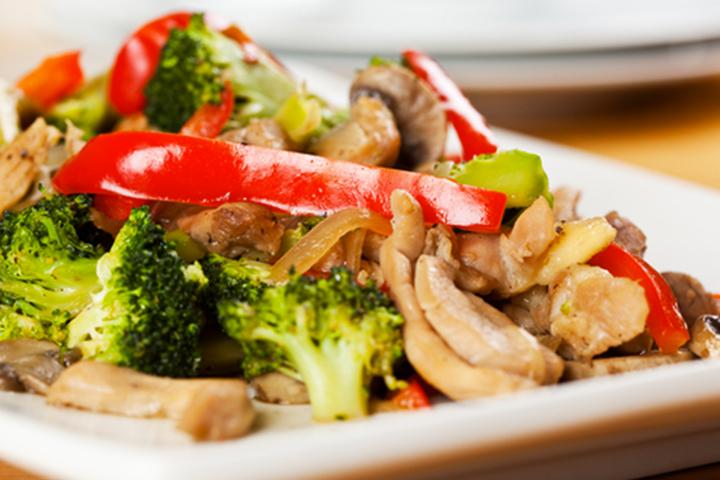 R20. Sautéed Chicken with Vegetables - La Table des Nations