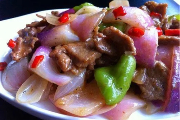R24. Beef with Onions - La Table des Nations