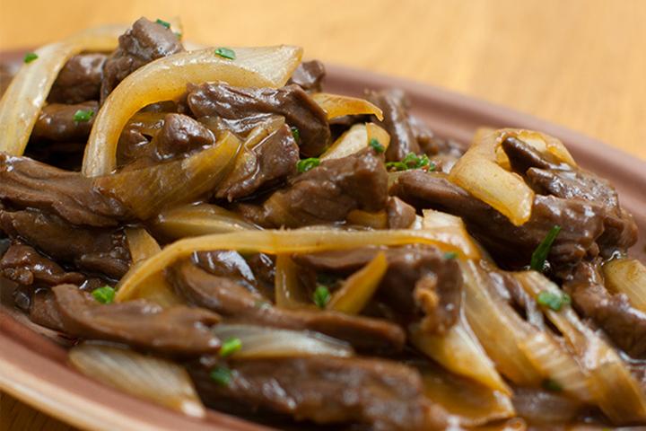 R24. Beef with Onions - La Table des Nations