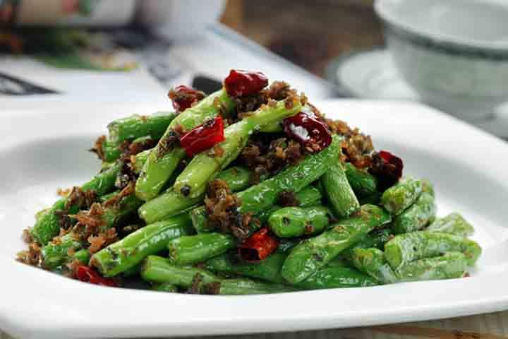 S4. Sautéed Green Beans with Minced Beef - La Table des Nations