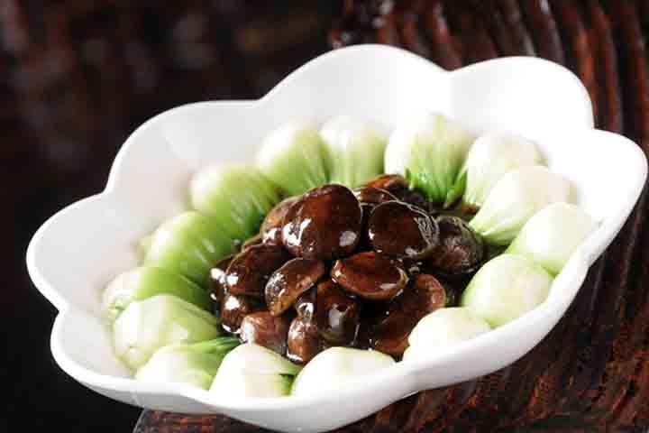 S7. Braised Baicai with Chinese Mushrooms - La Table des Nations