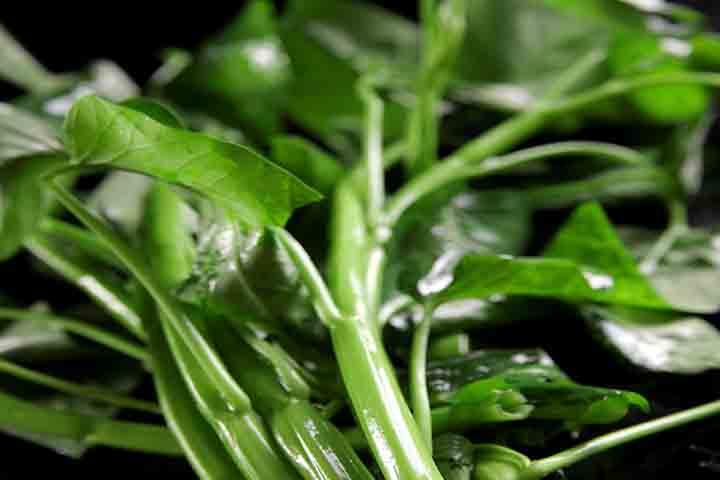 S9. Sautéed Water Spinach with Garlic - La Table des Nations