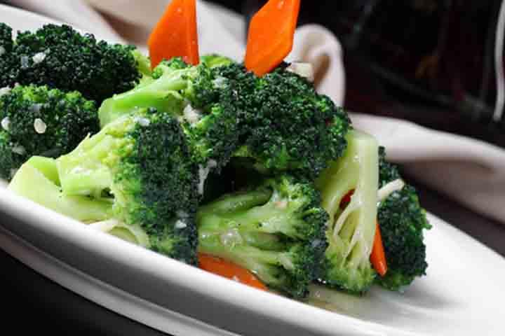 S10. Sautéed Broccoli with Garlic - La Table des Nations
